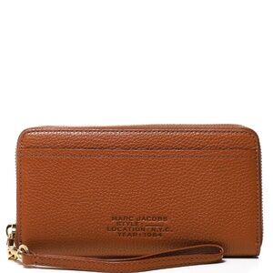 MARC JACOBS PEBBLED LEATHER CONTINENTAL WRISTLET WALLET TAN